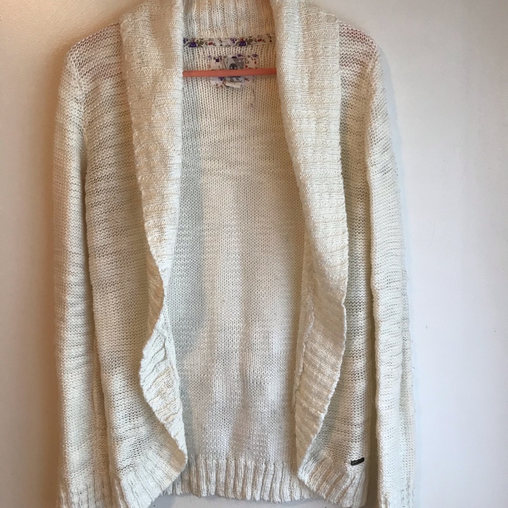 Lightweight open sweater.